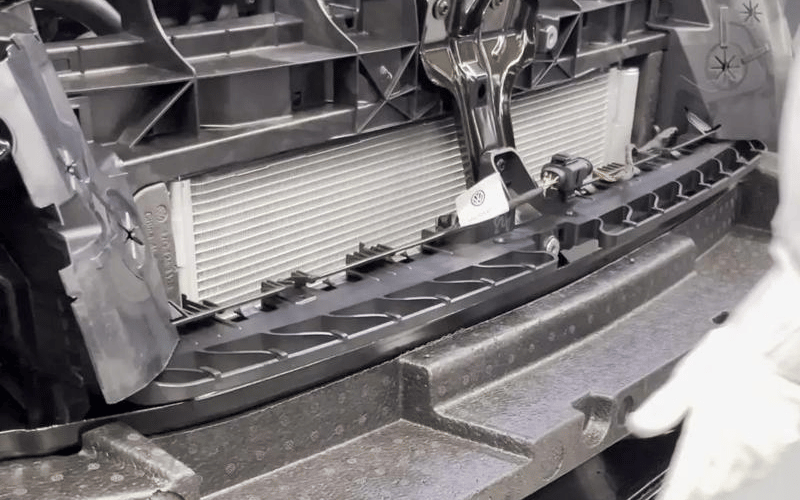 에너지 흡수 폴리우레탄 폼이 범퍼와 사이드 도어 내부에 배치되어 있습니다. 에너지 흡수 폴리우레탄 폼이 범퍼와 사이드 도어 내부에 배치되어 있습니다.